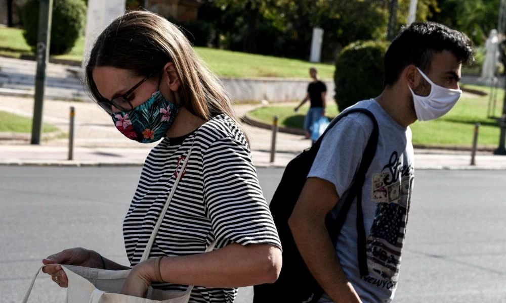 Τι γίνεται με τους ανεμβολίαστους – Ο φόβος για το τέταρτο κύμα